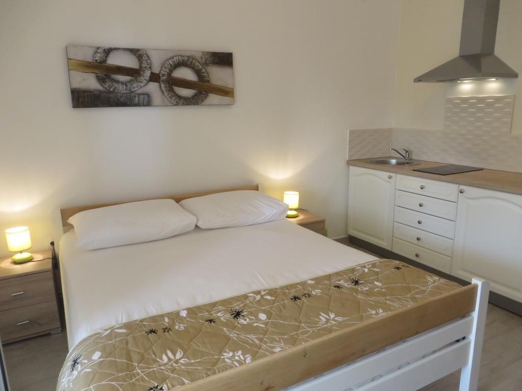 Banic Apartments With Pool Biograd Na Moru Phòng bức ảnh